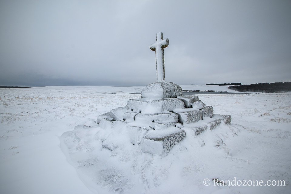 Croix sous la neige au lac des Moines