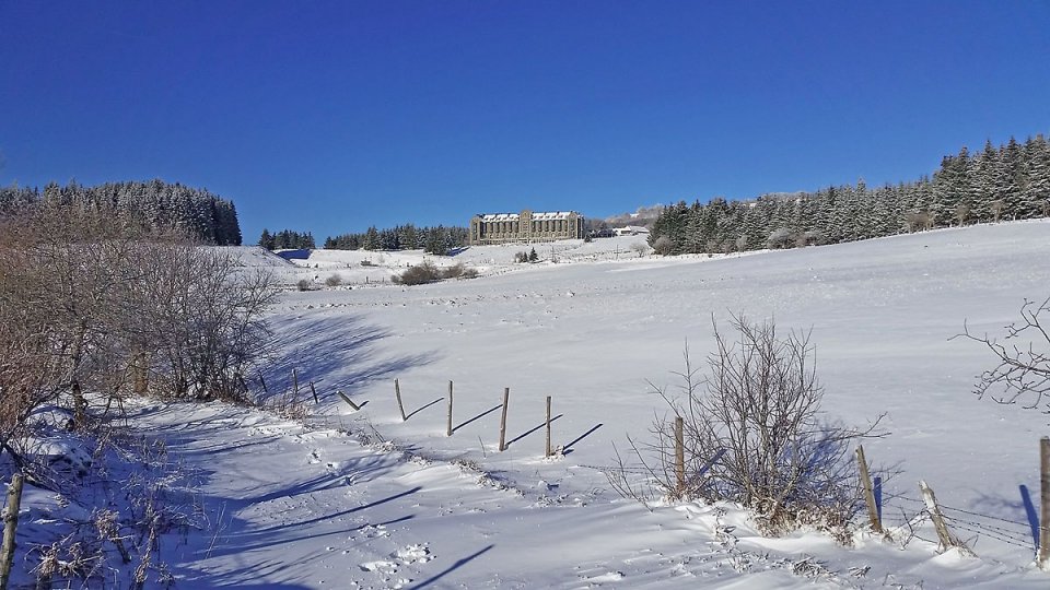 Neige sur le GR65 sous le village