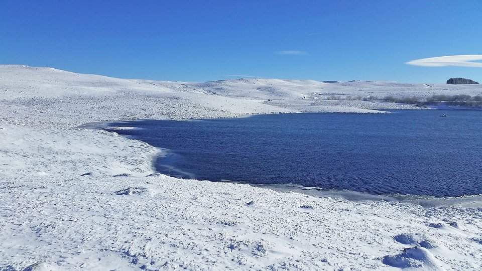 Le lac est un peu gel sur le bord