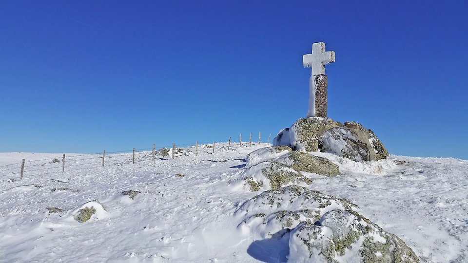 Croix en face du lac des Moines