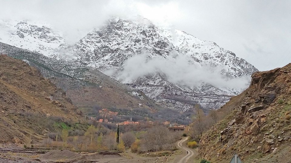 Route qui mne  Imlil et au Toubkal