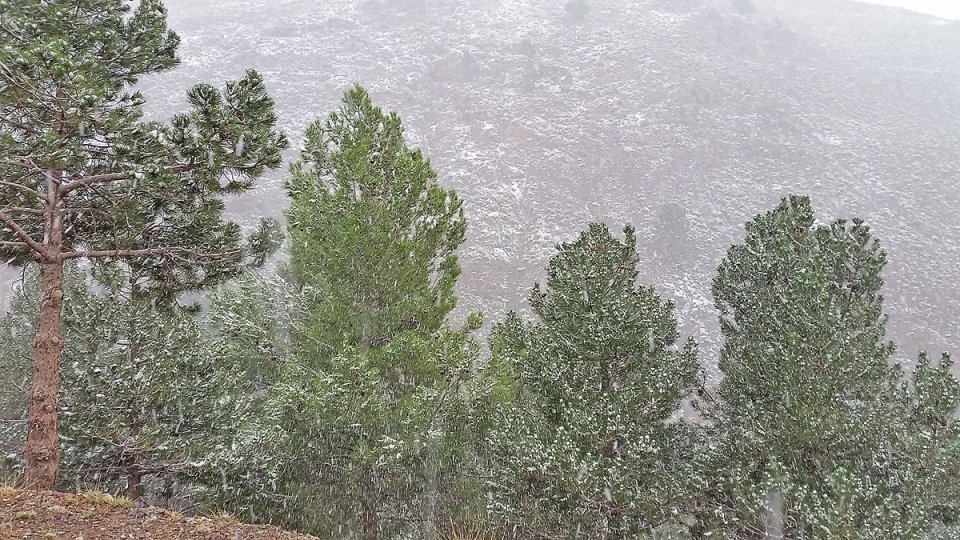 Il neige dans les montagnes 