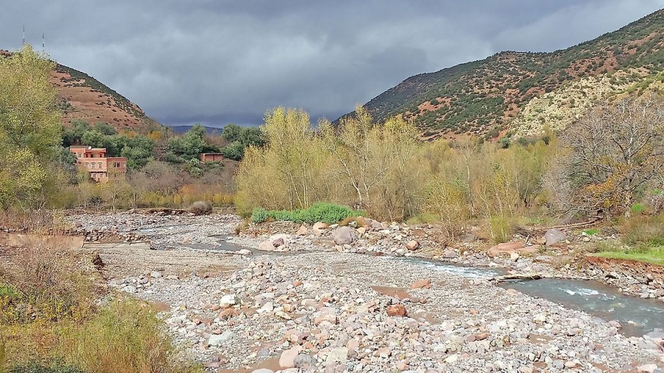 Dans la valle coule une rivire