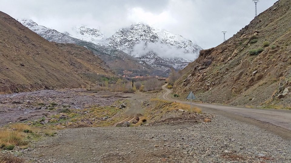 Route qui va au village de Imlil