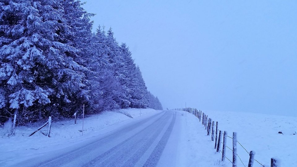 La nuit tombe, la route est blanche