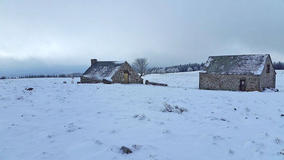 Buron qui surplombe le village