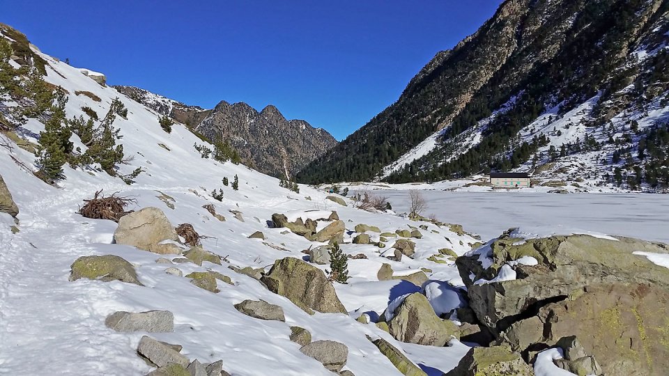 Lac de Gaube sous la neige
