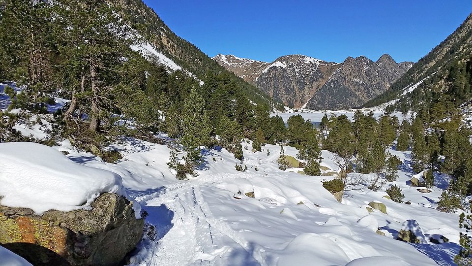 Monte vers le refuge, on s'loigne du lac
