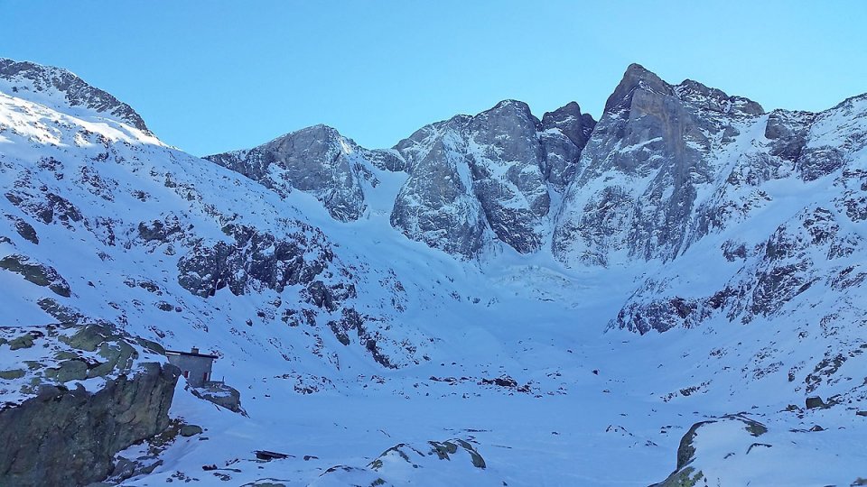 Ombre et froid sur le refuge du CAF