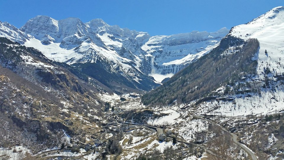 Avalanche dans le Cirque de Gavarnie enneig