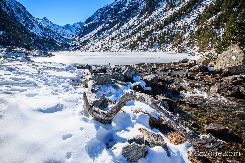 Au bord du lac de Gaube en hiver