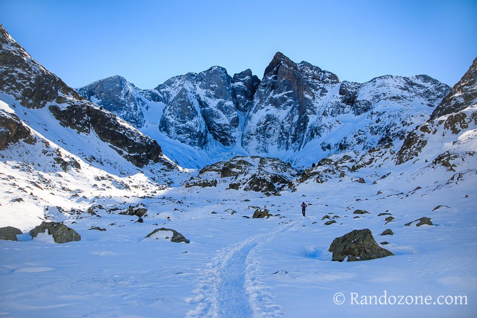 Nous marchons dans la neige vers le Vignemale