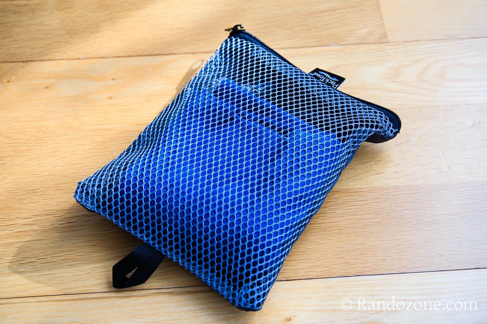 Serviette Packtowl Personal dans sa housse de transport