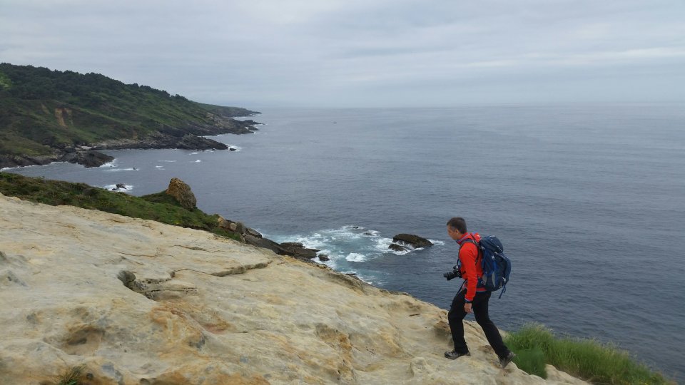 Le long de la cte, entre roches et mer