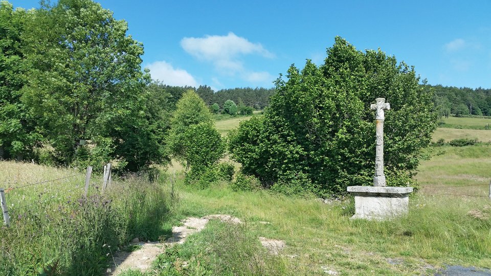 Croix en pierre bordant le chemin