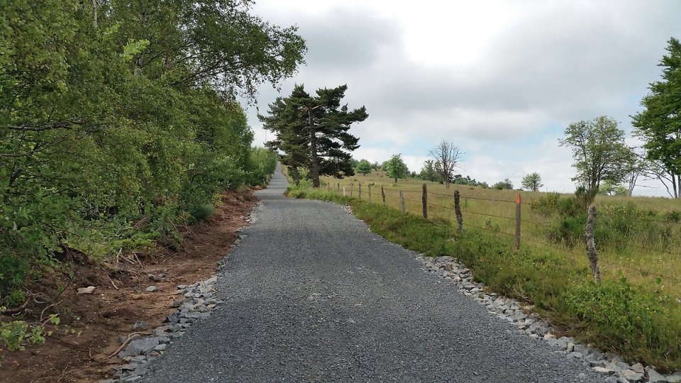 Le chemin qui mne au sommet du puy
