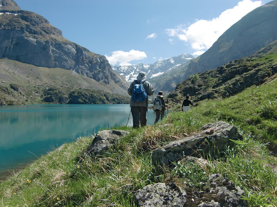 Randonneurs devant le lac des Gloriettes