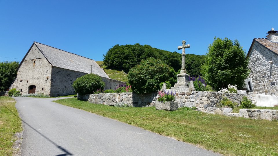 Le hameau avec la belle croix en pierre