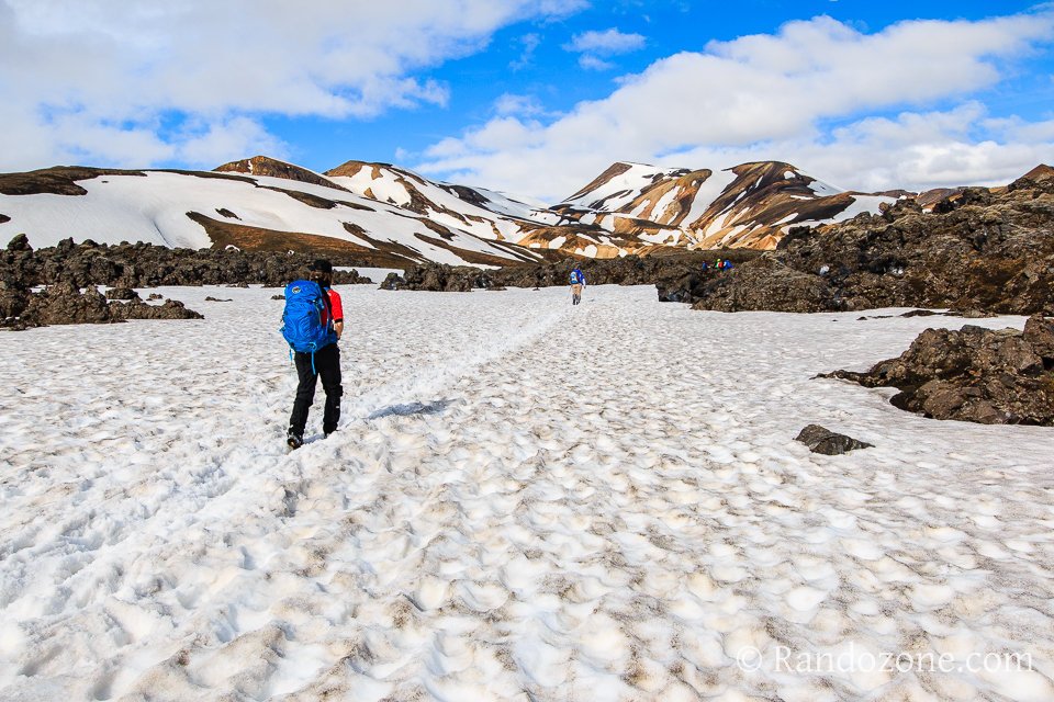 Marche dans la neige sur le Laugavegur