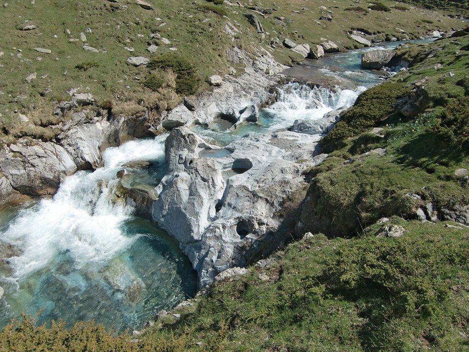 La rivière aux magnifiques couleurs en arrivant dans le cirque d'Estaubé