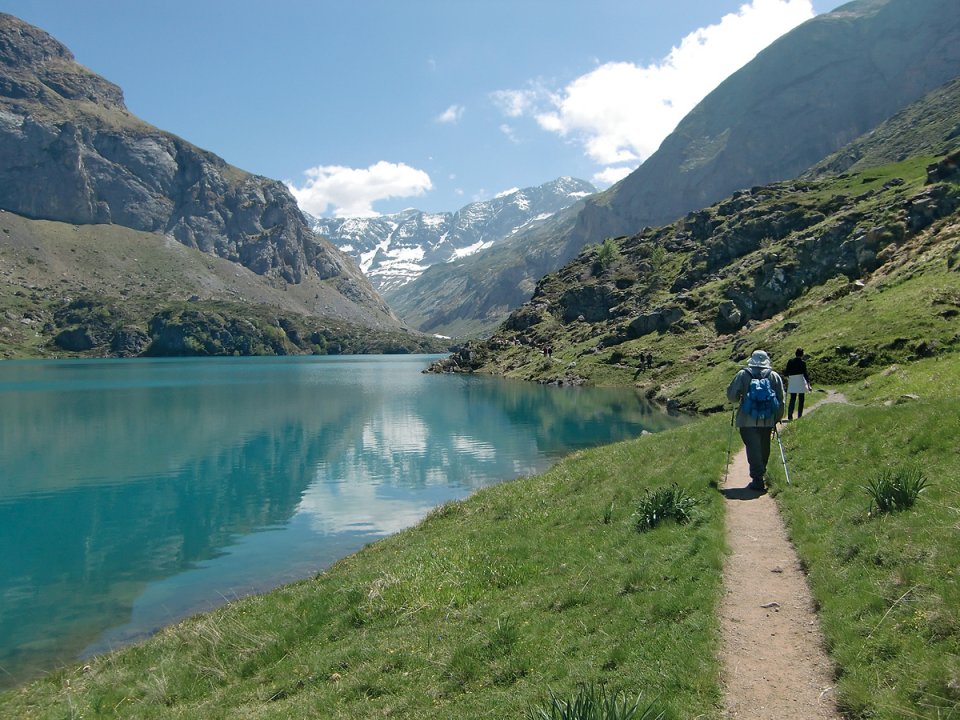 On longe le lac des Gloriettes par la droite pour aller dans le cirque d'Estaubé
