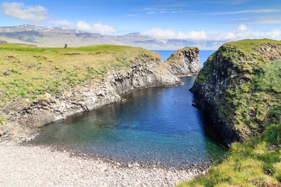 Plage de cailloux clairs