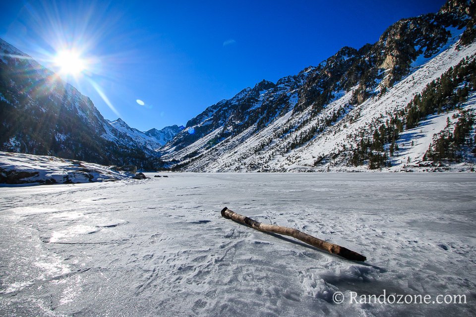 Lac de Gaube sous la neige et la glace