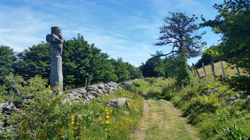 Croix en pierre sur le chemin