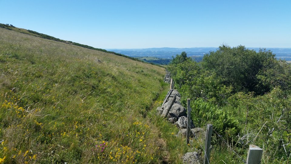 On longe le sentier le long de la barrire