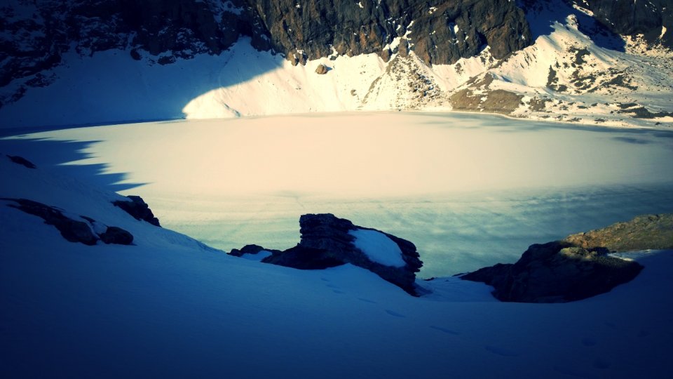 Lac de l'Eychauda sous la neige