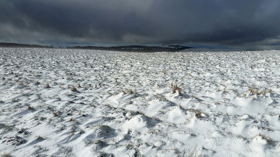 Une claircie dans un ciel menaant