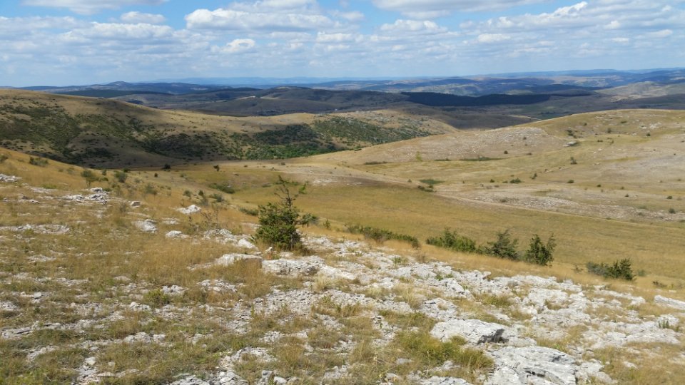 Descente sur le Causse Mjean
