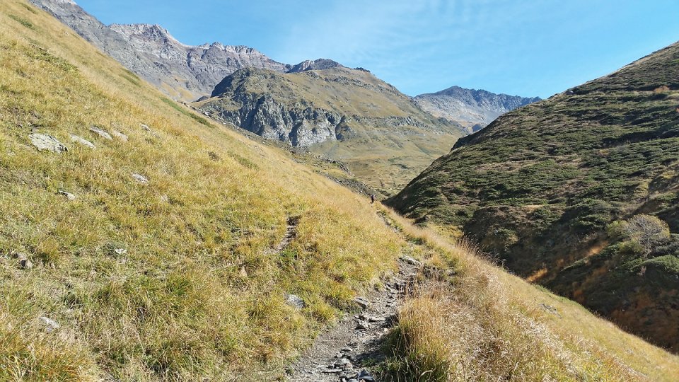 Le sentier qui descend des granges