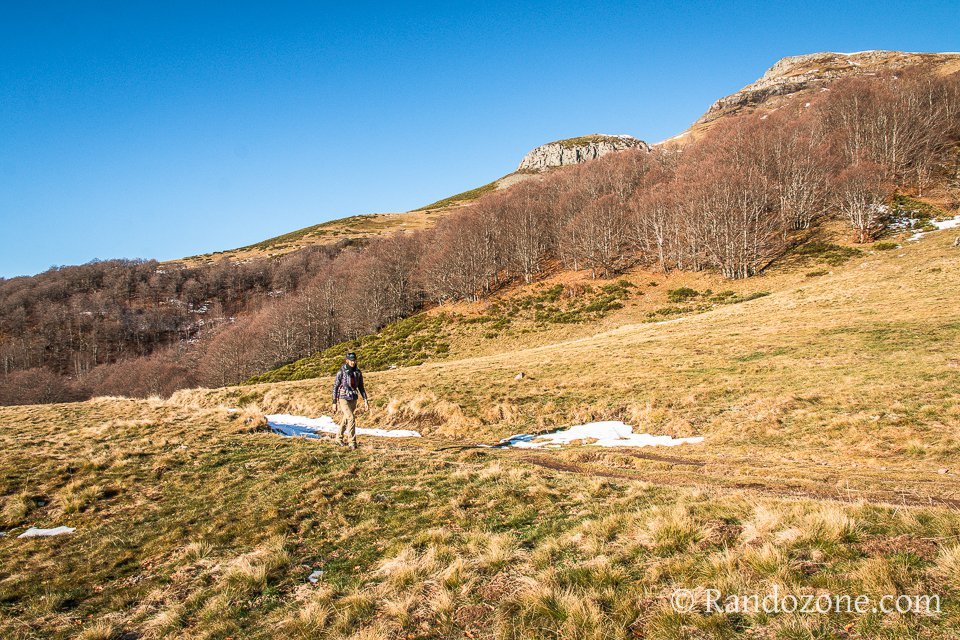 Monte tranquille vers le col
