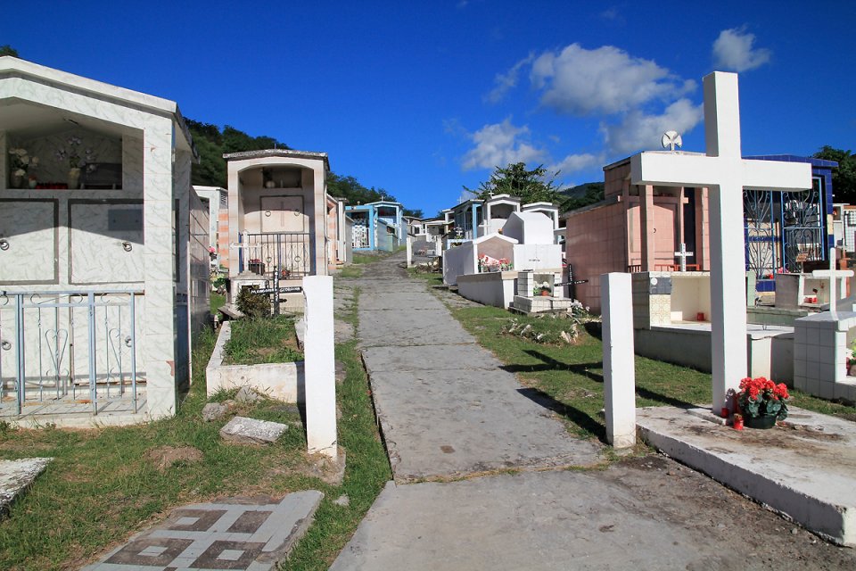  l'intrieur du cimetire guadeloupen