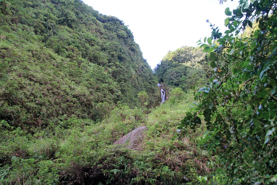 La cascade aparait au loin en hauteur