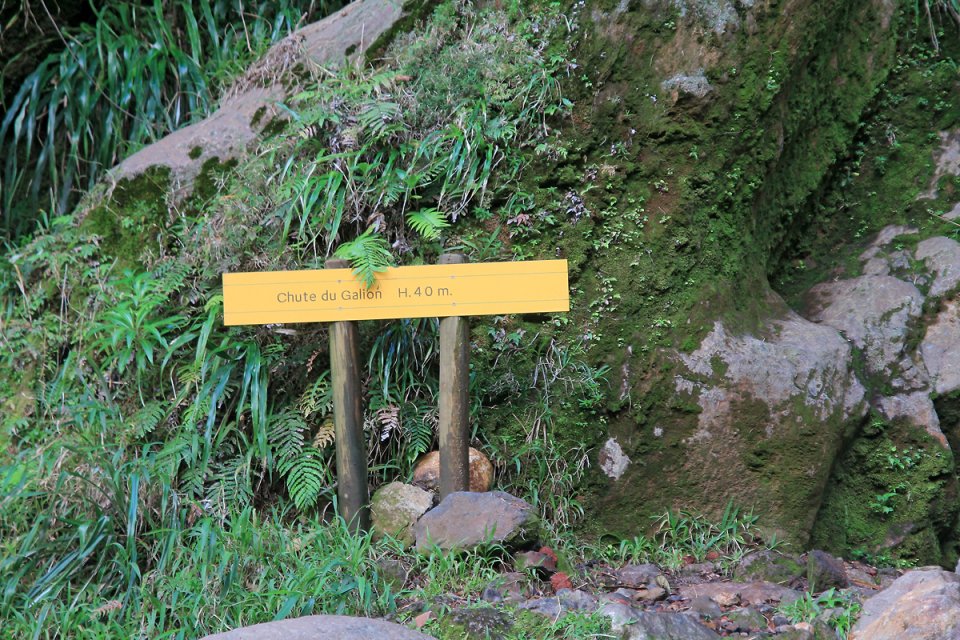 La chute est haute de 40 m�tres