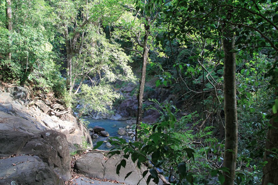 L'eau du ruisseau est couleur azur