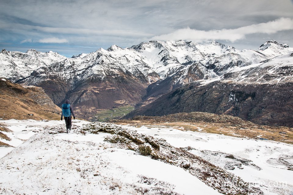 Vue sur la valle de Gdre depuis Saugu