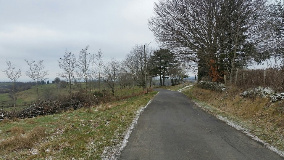 Sur la petite route derri�re le village