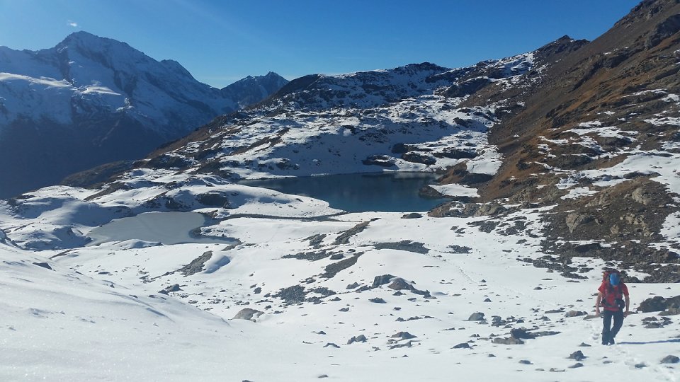 La mont�e au col au-dessus des lacs Verdet