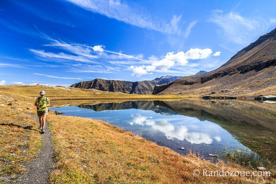 On longe le lac Faravel dans les Alpes