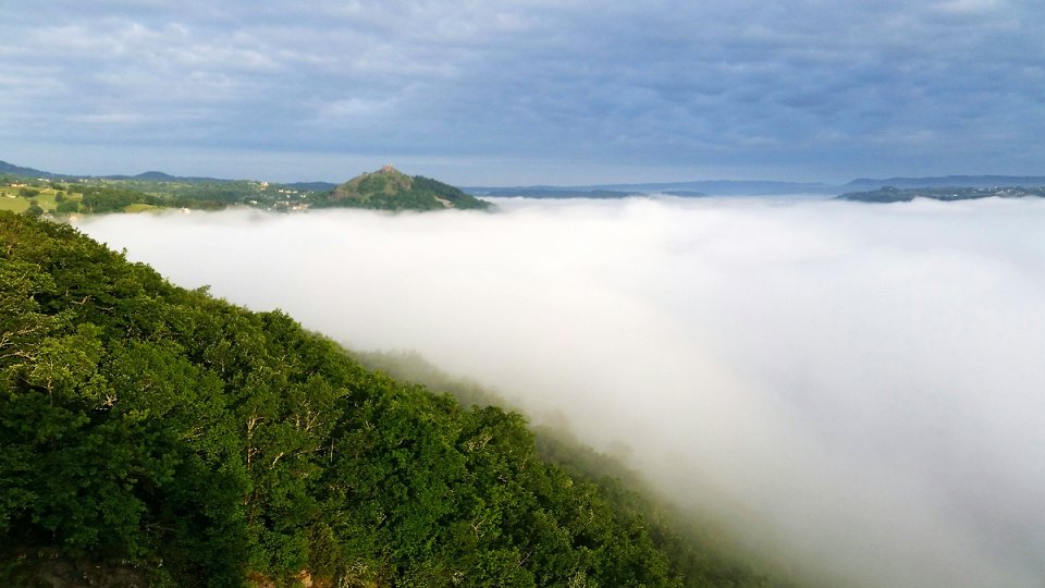 Le chteau de Calmont d'Olt merge du brouillard matinal