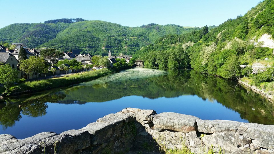 Vue sur le Lot depuis le pont  Entraygues