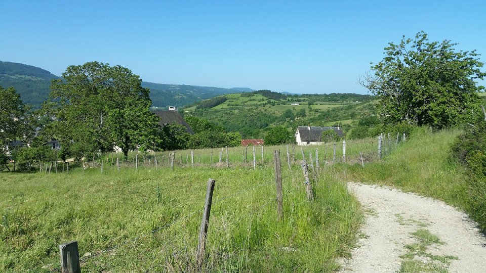 Le chemin de terre qui grimpe au-dessus du village