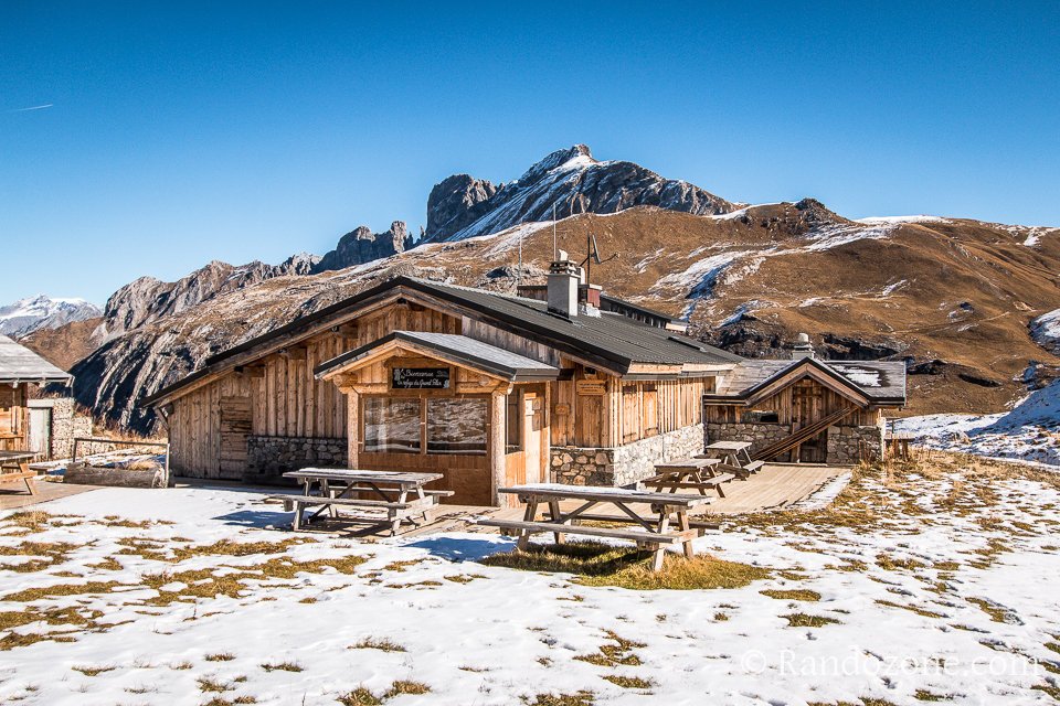 Un peu de neige au refuge du Grand Plan