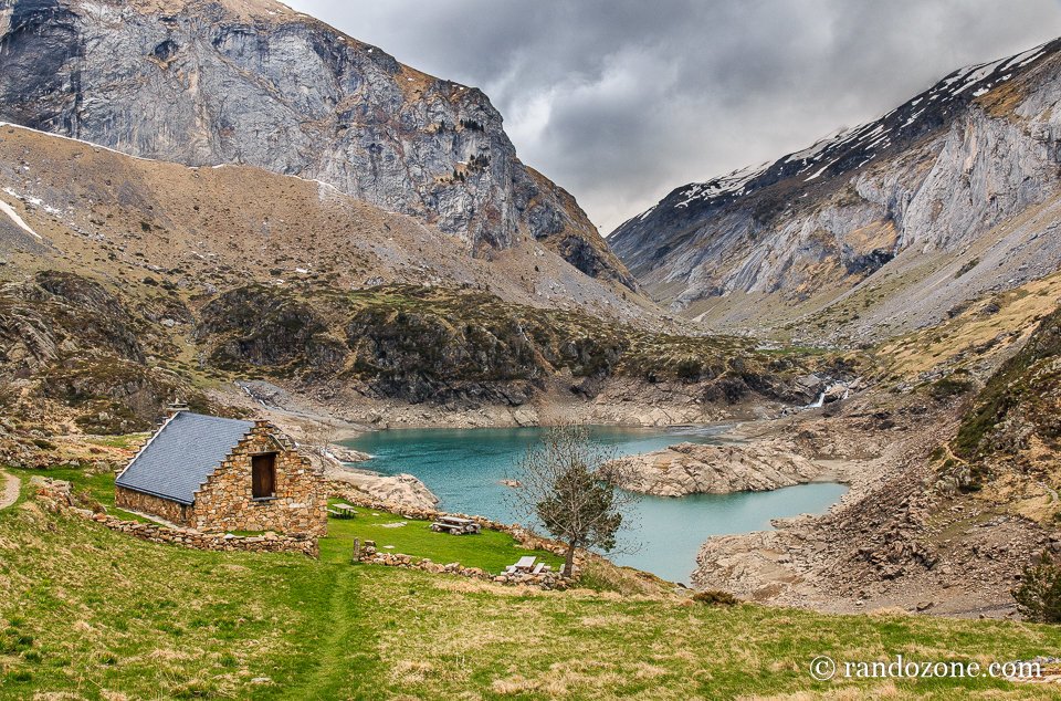 Grange au lac des Gloriettes dans les Pyrénées