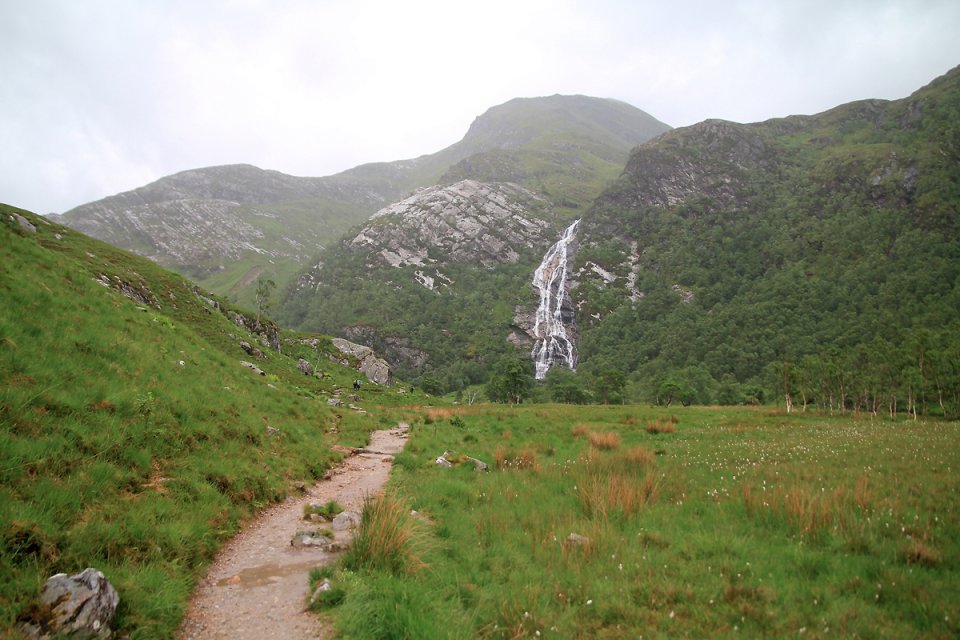 On s'approche de la cascade