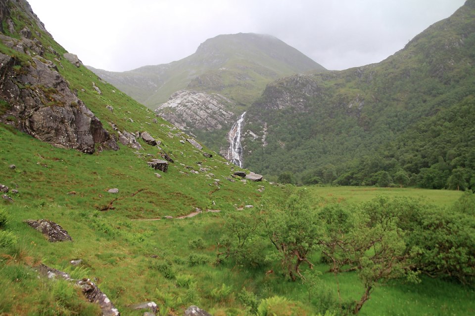 La cascade est l�-bas, qu'elle est belle !