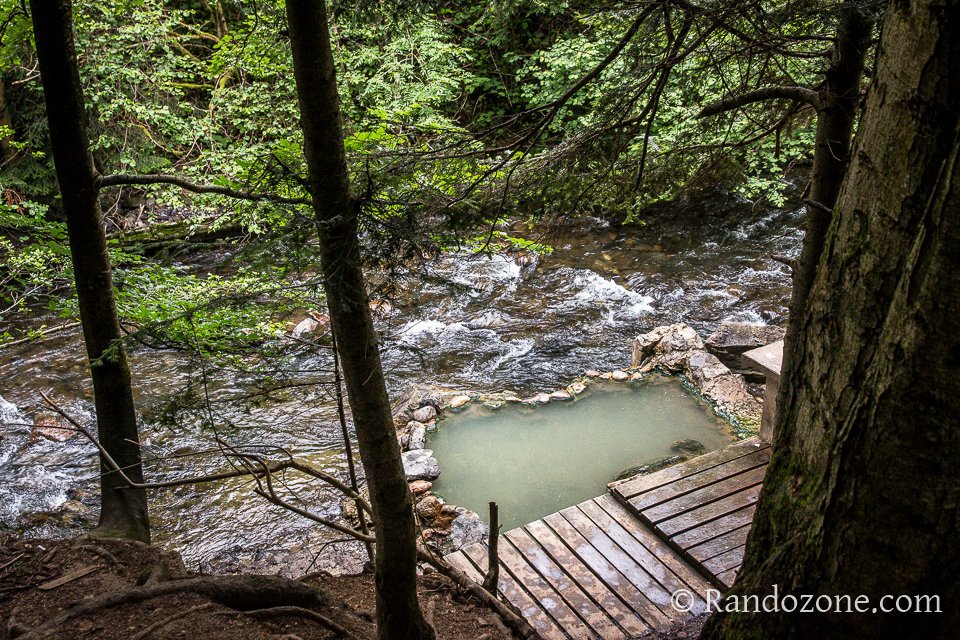 Source d'eau chaude sur la randonne